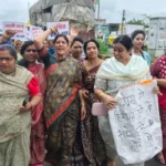 राजगढ़ में कांग्रेस नेता के विवादित बयान पर महिलाओं का गुस्सा फूटा, बोरे लेकर कांग्रेस कार्यालय पहुंचीं लाडली बहनें; कहा – “अगर हिम्मत है तो भरो हमें बोरे में”!