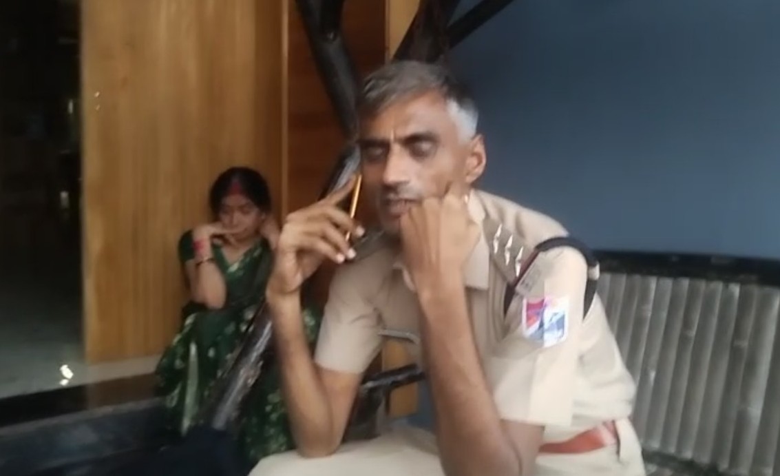 You are currently viewing राजा रघुवंशी हत्याकांड: नकली टीआई बनकर घर पहुंचा ठग, परिवार ने रंगे हाथ पकड़ा; पुलिस ने किया गिरफ्तार!