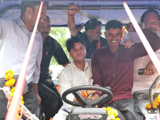 You are currently viewing 12 घंटे में सिंधिया ने निभाया वादा: बाढ़ में गांववालों की जान बचाने में टूटा था गिर्राज का ट्रैक्टर, सिंधिया ने खुद चलाकर पहुंचाया नया ट्रैक्टर; कहा – ‘यह मेरा बेटा भी है’!