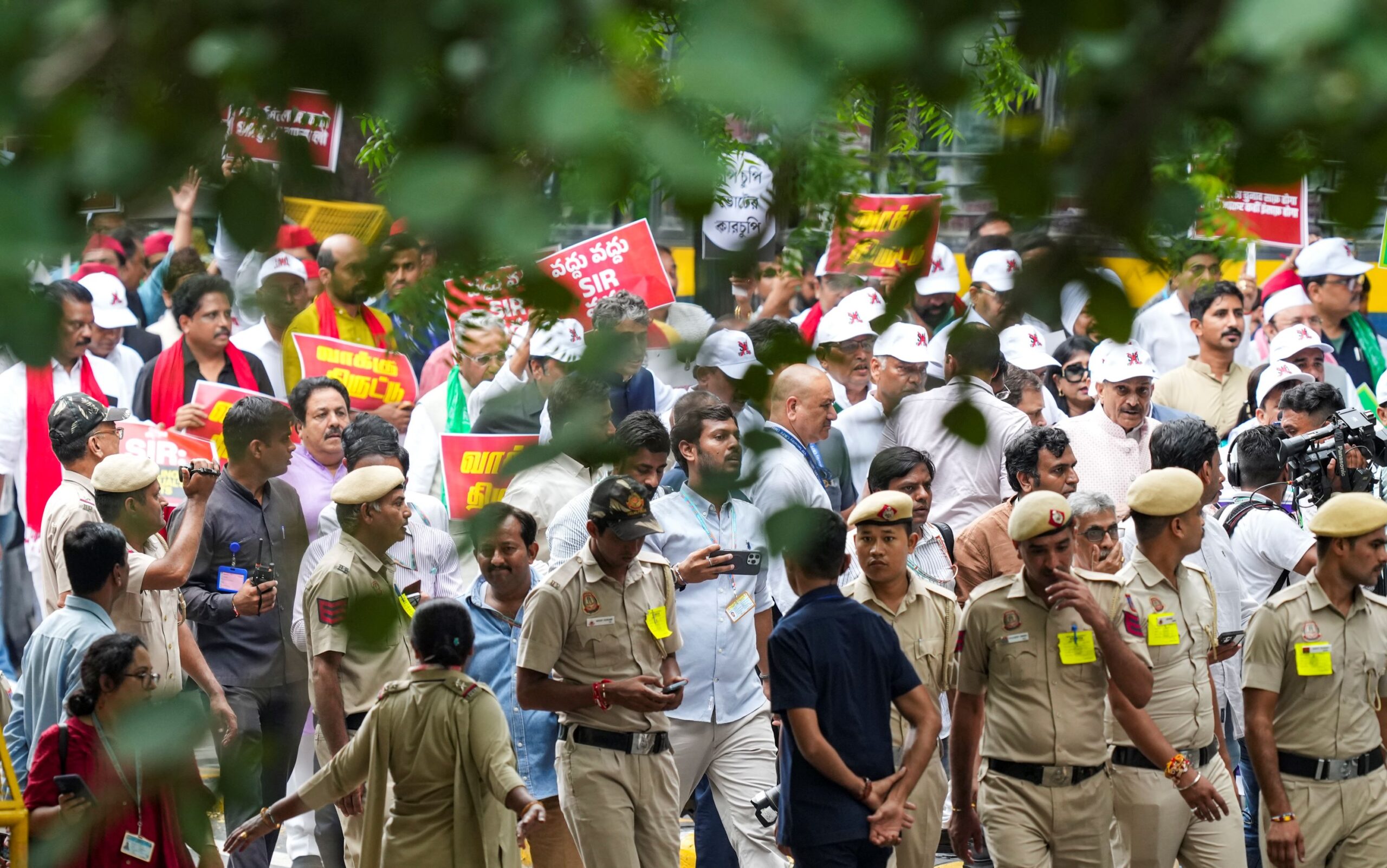 You are currently viewing वोटर वेरिफिकेशन विवाद पर गरमाया सियासी माहौल, 300 सांसदों ने संसद से चुनाव आयोग के ऑफिस तक निकाला मार्च: अखिलेश यादव ने फांदा बैरिकेड, राहुल-प्रियंका समेत कई सांसद हिरासत में!