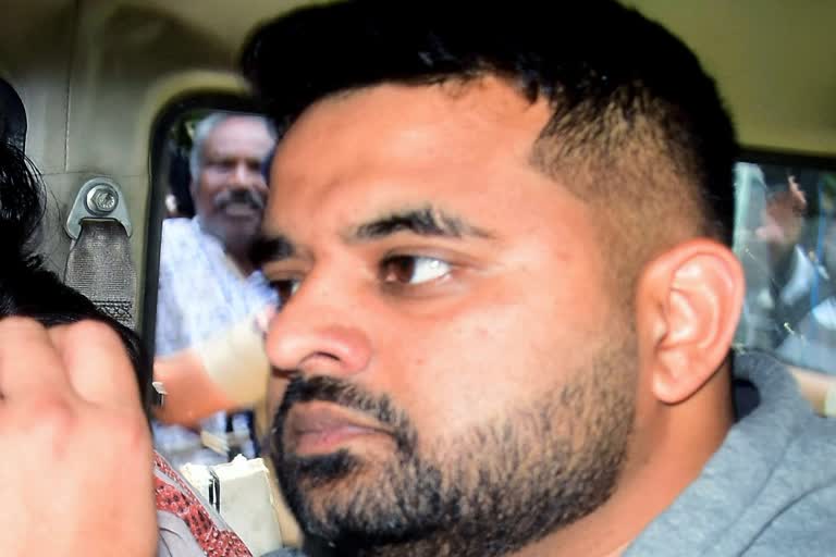 You are currently viewing पूर्व प्रधानमंत्री देवेगौड़ा के पोते प्रज्वल रेवन्ना को उम्रकैद: कैदी नंबर 15528 बना ‘पावरफुल रेपिस्ट’, अदालत ने लगाया 11.50 लाख का जुर्माना!