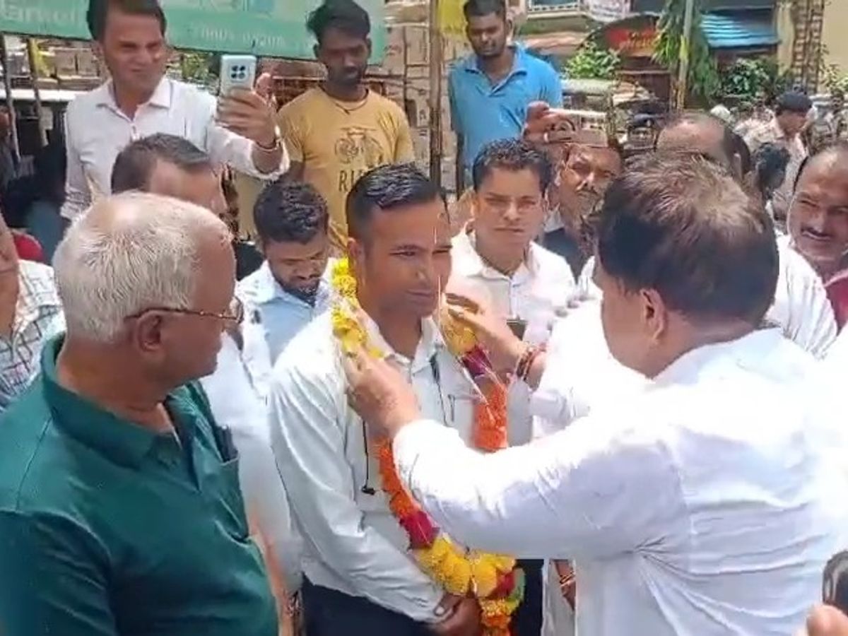 You are currently viewing ऊर्जा मंत्री तोमर ने जिला अस्पताल में गंदगी देख खोया आपा: खुद धोया टॉयलेट, सिविल सर्जन को लगाई फटकार; नगर पालिका अफसर को मंत्री ने पहनाई माला, बोले – “आज सम्मान दिया, कल विदाई भी कर दूंगा”!