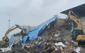 Read more about the article भोपाल में मछली परिवार की 3 मंजिला कोठी पर चला बुलडोजर, अब तक 100 करोड़ से ज्यादा की संपत्ति पर हो चुकी है कार्रवाई; वकील का आरोप – बिना नोटिस हुई कार्रवाई!