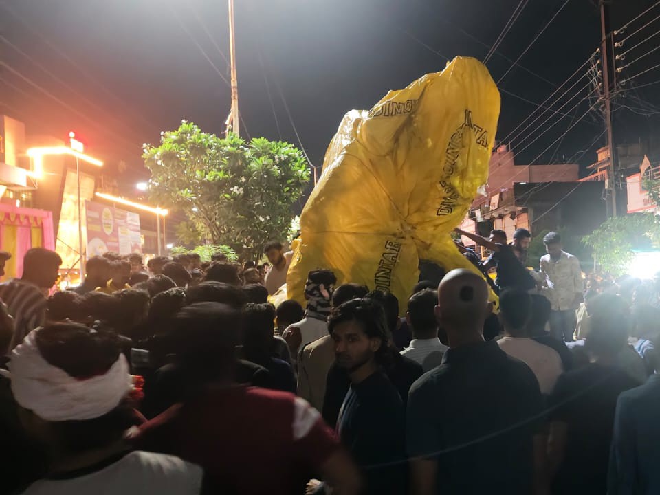 You are currently viewing गणेशोत्सव से पहले बुरहानपुर में मातम: 12 फीट ऊंची गणेश प्रतिमा ले जाते समय गिरी, खंडवा के 26 वर्षीय युवक की मौत; सड़कों के गड्ढों ने ली जान, दो दिन पहले भी गिरी थी गणेश प्रतिमा!