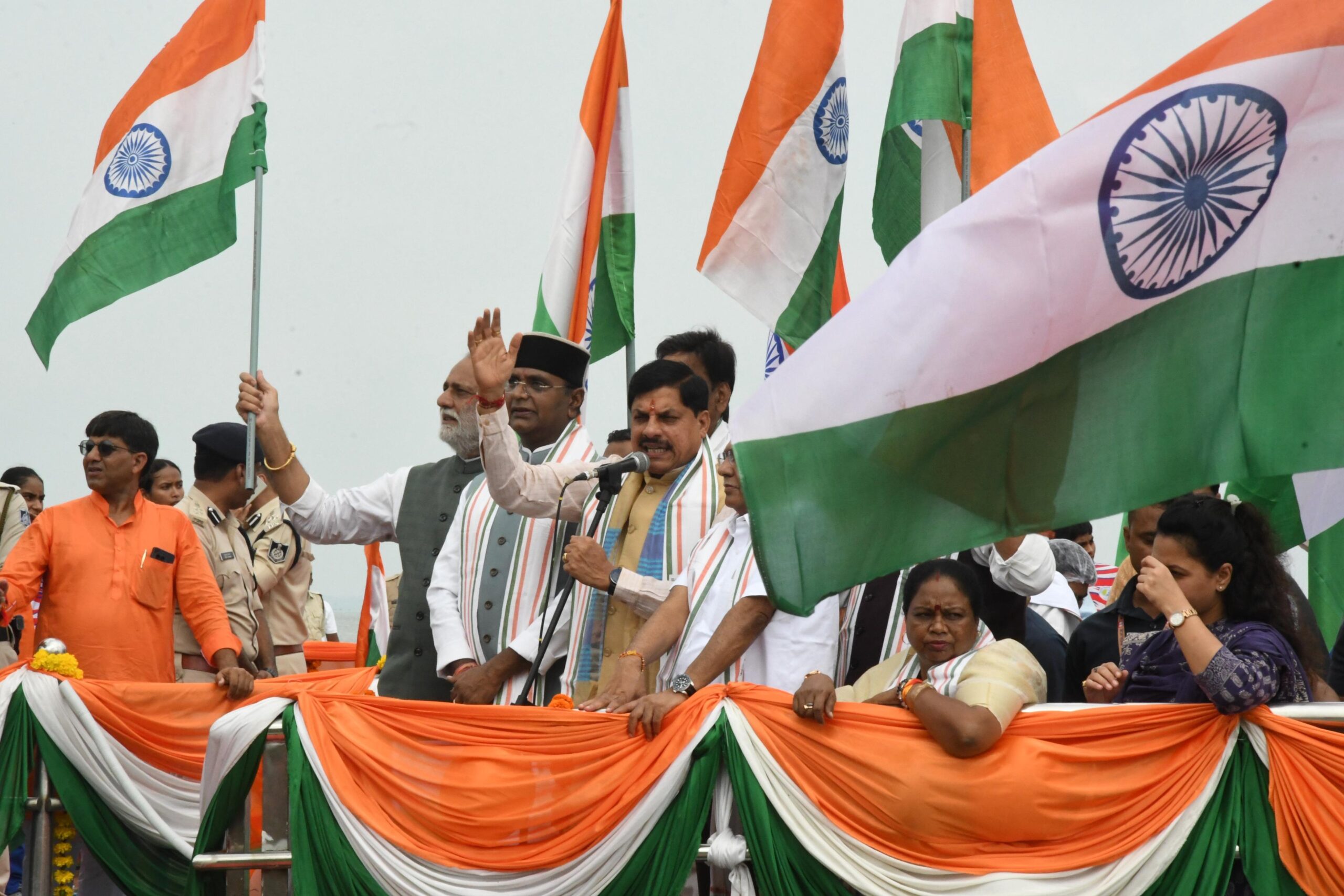 You are currently viewing भोपाल में पानी पर देशभक्ति का नजारा, बड़े तालाब में नावों पर निकली अनोखी नौका तिरंगा यात्रा; मुख्यमंत्री डॉ. मोहन यादव, कैबिनेट मंत्री विश्वास सारंग और कृष्णा गौर ने यात्रा में की शिरकत!