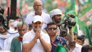 Read more about the article राहुल गांधी की यात्रा में सुरक्षा हादसा, पुलिसकर्मी गाड़ी के नीचे आया: यात्रा में तेजस्वी बोले- “20 साल का हिसाब अब जनता लेगी”, राहुल ने कहा – BJP ने महाराष्ट्र-हरियाणा-मध्यप्रदेश में वोट चोरी की, बिहार में नहीं होने देंगे ऐसा!