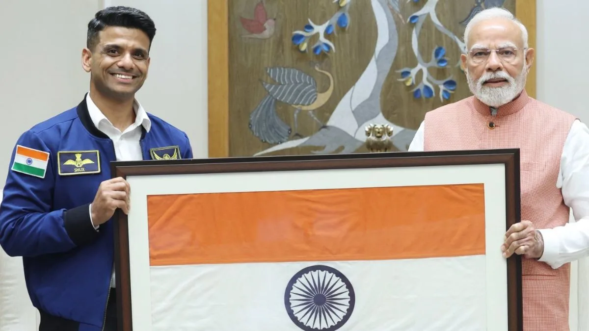 You are currently viewing 41 साल बाद भारतीय का अंतरिक्ष सफर: लखनऊ के शुभांशु शुक्ला से मिले प्रधानमंत्री मोदी, गले लगाया और कहा—अब देश को 40-50 एस्ट्रोनॉट चाहिए
