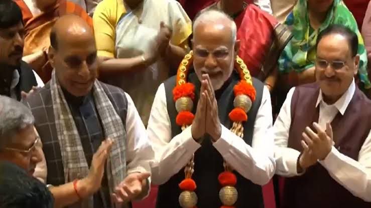 You are currently viewing NDA की बैठक में गूंजा ‘हर हर महादेव’: ऑपरेशन सिंदूर और महादेव की ऐतिहासिक सफलता पर PM मोदी का संसद में हुआ सम्मान, रक्षा मंत्री राजनाथ सिंह ने PM को पहनाई फूलों की माला!