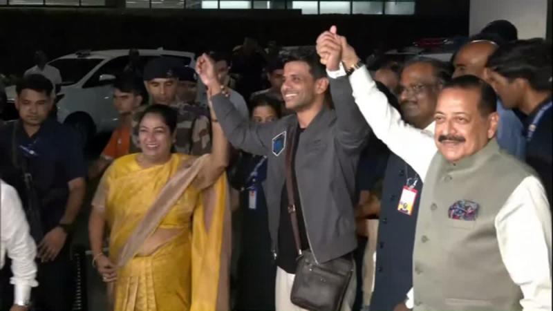 You are currently viewing ISS पर पहुंचने वाले पहले भारतीय शुभांशु शुक्ला 16 महीने बाद घर लौटे, मां बोलीं- अब भी मेरा नन्हा बेटा है: शुभांशु शुक्ला दिल्ली पहुंचे, पीएम मोदी से आज हो सकती है मुलाकात!