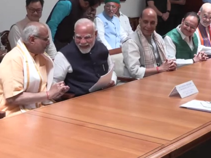 Read more about the article NDA उम्मीदवार सीपी राधाकृष्णन ने उपराष्ट्रपति पद के लिए नामांकन दाखिल किया, विपक्ष से बी सुदर्शन रेड्डी मैदान में; NDA की जीत लगभग तय मानी जा रही!