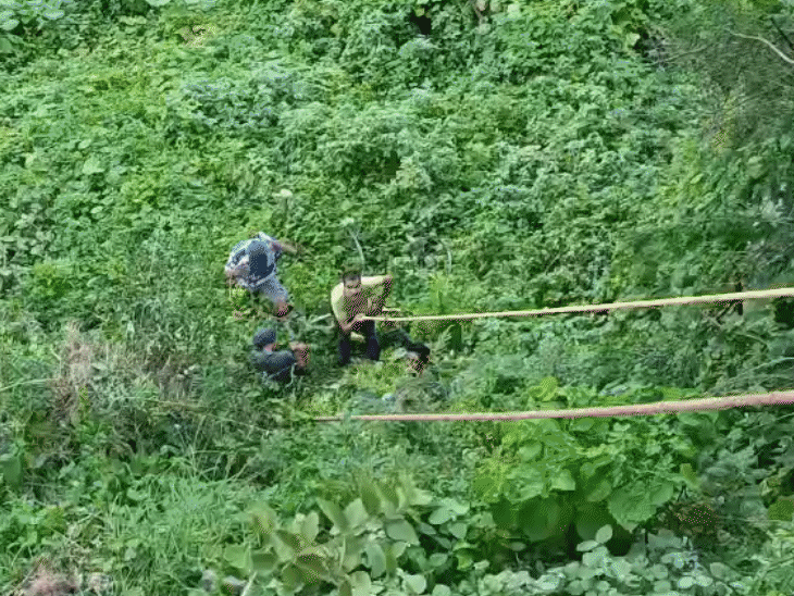 You are currently viewing भाई से नाराज होकर 17 साल की छात्रा ने किले से लगाई छलांग, झाड़ियों में फंसी: डेढ़ घंटे तक चला रेस्क्यू ऑपरेशन, कॉन्स्टेबल ऋषि सिंह ने बचाई जान!