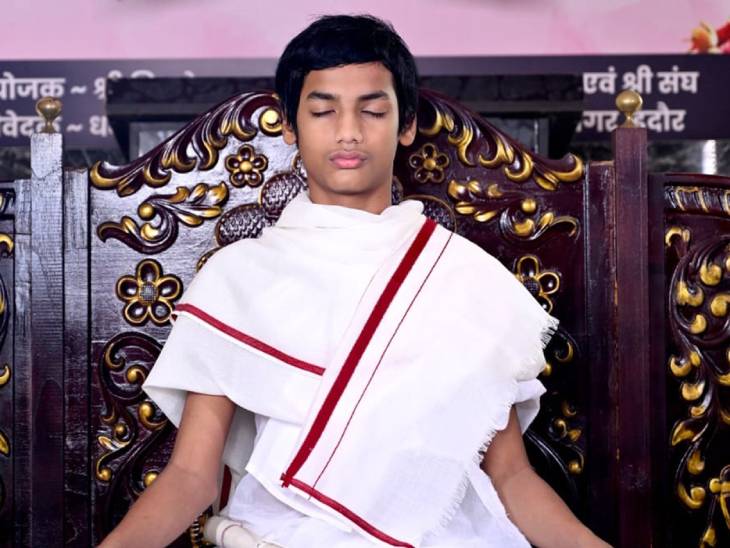 You are currently viewing इंदौर में 13 वर्षीय बाल मुनि का चमत्कार: 300 सवालों के जवाब तुरंत, उल्टे और रैंडम क्रम में भी!