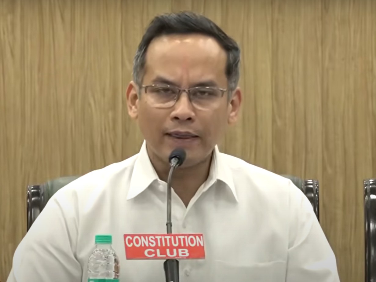 You are currently viewing वोटर वेरिफिकेशन विवाद में संगठित विपक्ष बनाम चुनाव आयोग: कांग्रेस का आरोप – 70 लाख नए वोटर्स कहां से आए?, TMC बोली –  “कठपुतली की तरह काम कर रहा आयोग”!