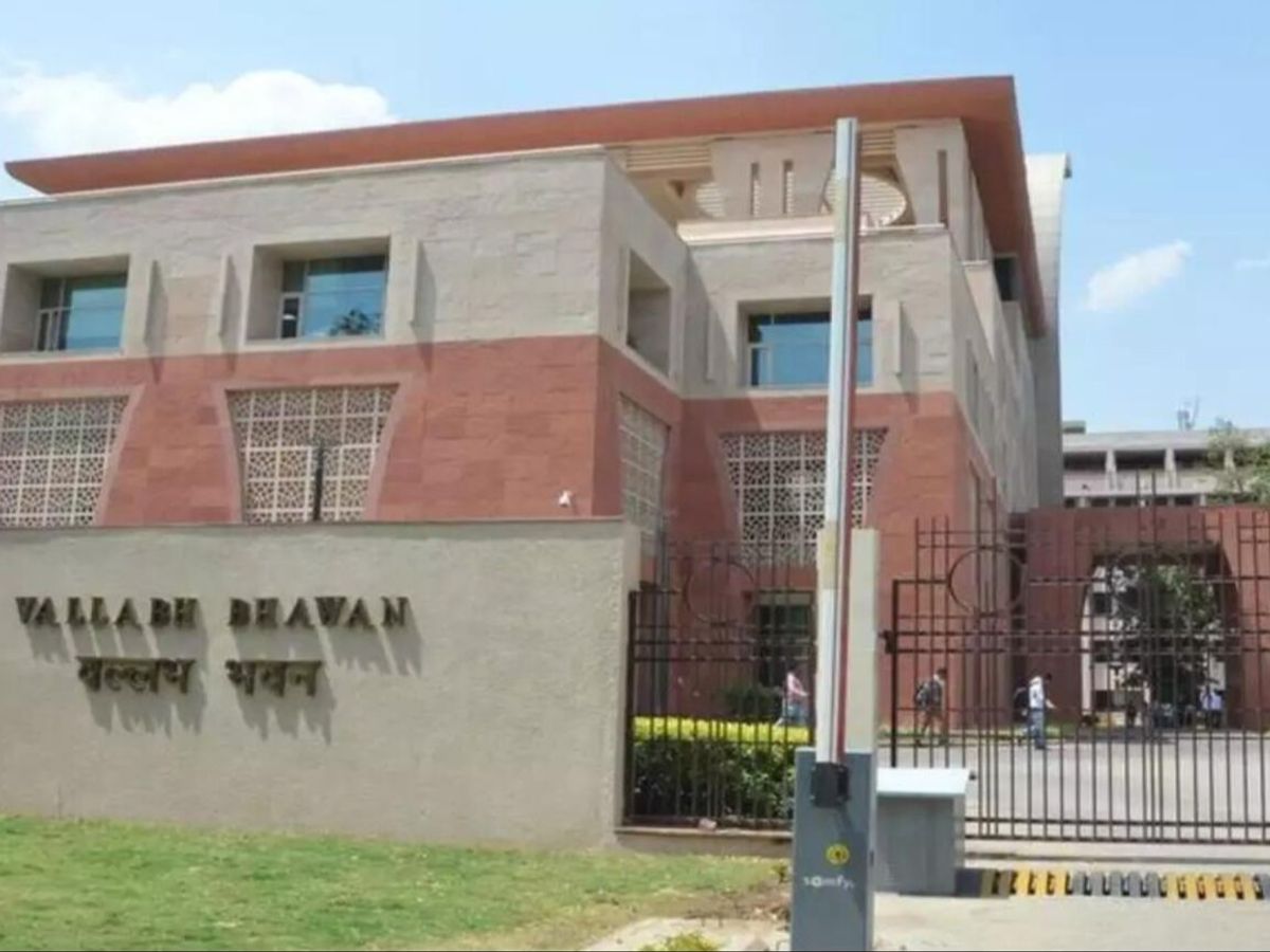 You are currently viewing एससी-एसटी वर्ग के सुरक्षा को लेकर सरकार ने उठाया अहम कदम: मप्र में 23 जिलों के 63 थाने संवेदनशील घोषित, गृह विभाग ने जारी की नोटिफिकेशन!