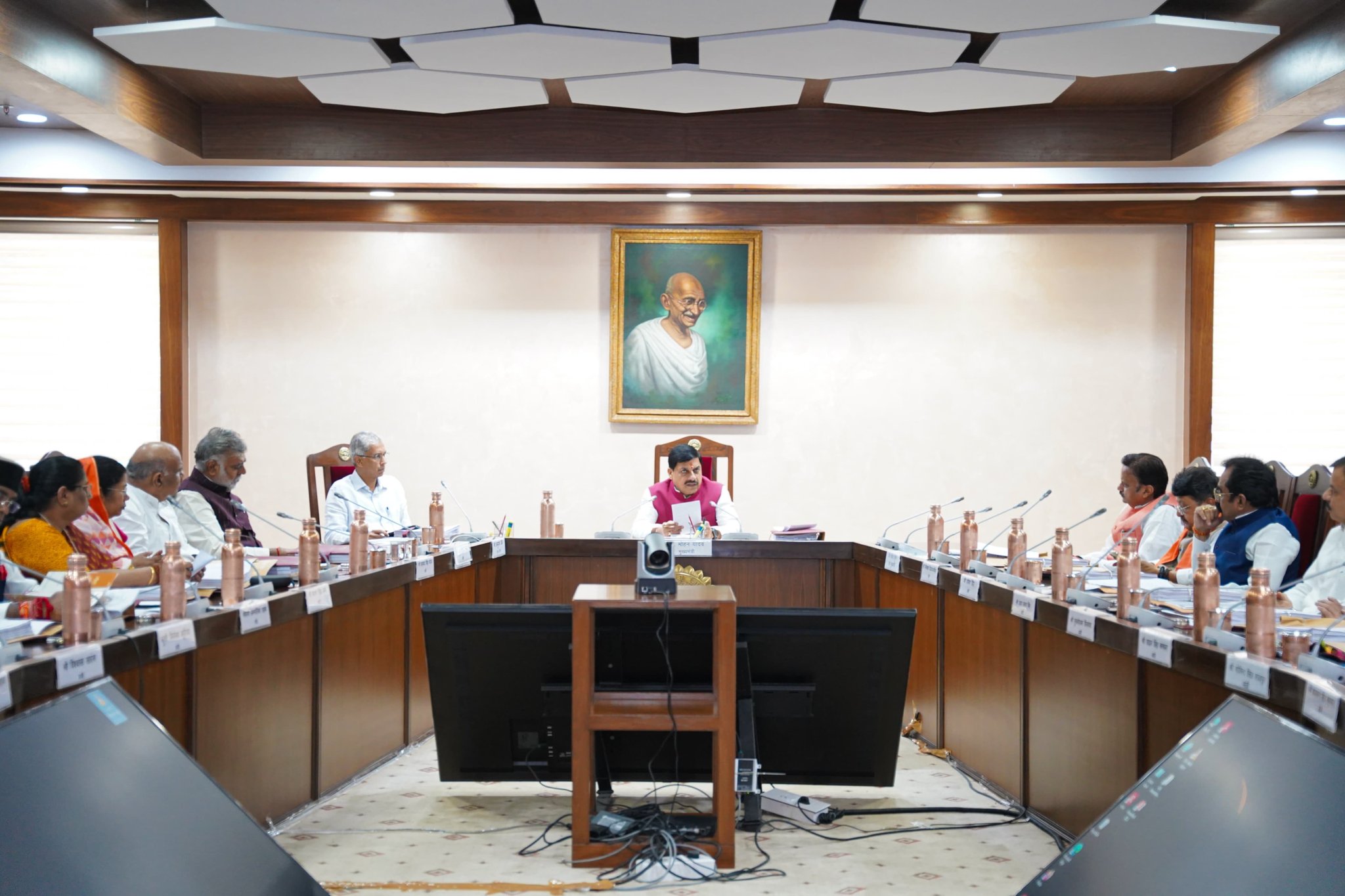 You are currently viewing मंत्रि-परिषद की बैठक: जल जीवन मिशन, उज्जैन ग्रीन फील्ड हाईवे और हरिफाटक ROB सहित कई बड़े प्रोजेक्ट्स को मिली मंजूरी; CM मोहन यादव ने दी बड़ी सौगात!