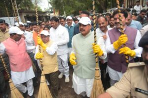 Read more about the article सीएम मोहन यादव ने एम.वाय. अस्पताल में उठाई झाड़ू: ई-वेस्ट कलेक्शन वाहनों को भी दिखाई हरी झंडी, नागरिकों को दिलाई स्वच्छता की शपथ!