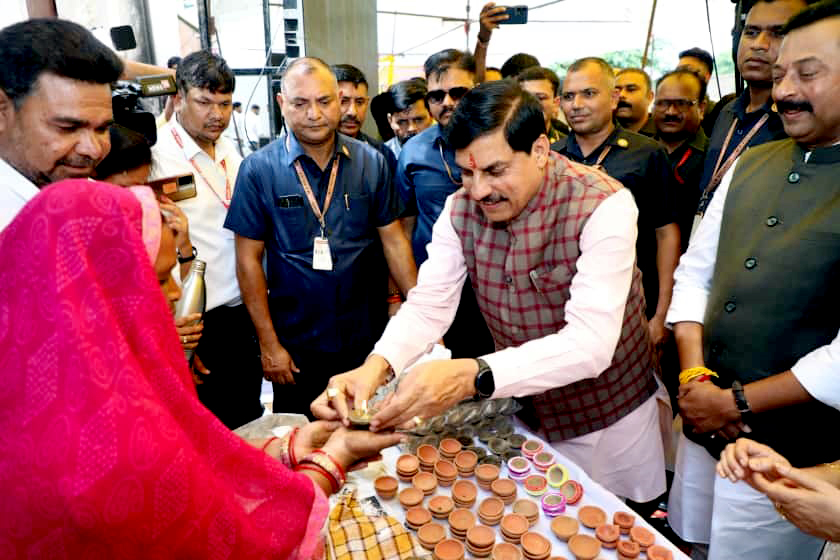 You are currently viewing इंदौर-भोपाल ही नहीं, अब गांव-गांव तक गूंजा ‘हर घर स्वदेशी’: सीएम मोहन यादव ने जगदीशपुर में खुद खरीदे मिट्टी के दिए और तवे, कहा – समर्थन मूल्य से कम बिकेगी सोयाबीन तो सरकार भरेगी अंतर!