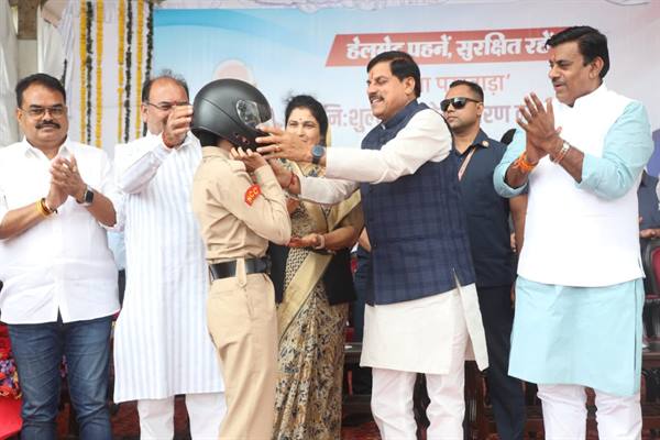 Read more about the article भोपाल से सीएम डॉ. मोहन यादव का संदेश: सड़क सुरक्षा पर युवाओं को चेताया, 2100 मुफ्त हेलमेट बांटे; कहा – “हेलमेट न पहनने की लापरवाही पूरे परिवार के लिए दर्द बन जाती है”