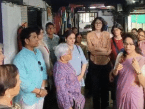 Read more about the article सचिन तेंदुलकर पहुंचे महेश्वर, बुनकरों से सीखी महेश्वरी साड़ी की बुनाई की बारीकियां: पद्मश्री जगदीश जोशीला ने किया सचिन का सम्मान – शाल और श्रीफल भेंट!