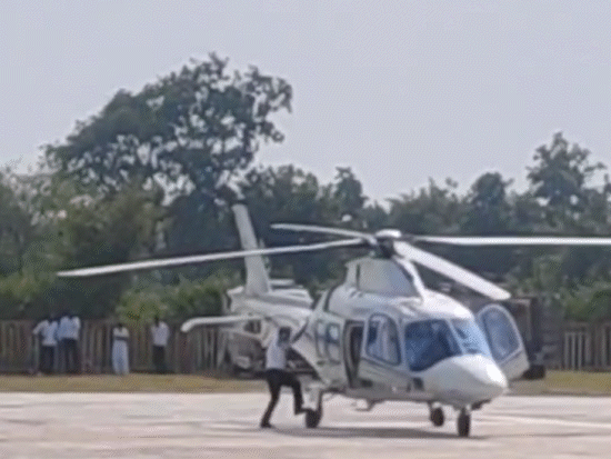 Read more about the article टीकमगढ़ दौरे में राज्यपाल मंगुभाई पटेल का हेलिकॉप्टर तकनीकी खराबी के कारण रुका, आधे घंटे इंतजार के बाद उड़ान भरी!