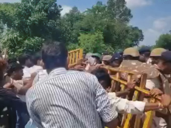 You are currently viewing देवतालाब दौरे पर पहुंचे CM मोहन यादव: कांग्रेस नेता मुख्यमंत्री को किसानों की समस्याएं बताना चाहते थे, पुलिस ने रोका; झड़प के बाद पूर्व विधायक बन्ना सहित कई गिरफ्तार!