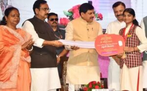 Read more about the article मेधावी छात्रों को मिली बड़ी सौगात: CM मोहन यादव ने बांटी स्कूटी की चाबियां, 20 लाख से ज्यादा बालिकाओं को मिली आर्थिक मदद; CM मोहन यादव बोले – ‘बच्चे नौकरी देने वाले बनें!