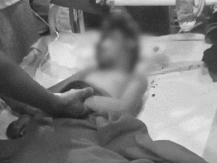 You are currently viewing आगर मालवा में 7 साल के बच्चे पर जानलेवा हमला, आरोपी 17 साल का किशोर गिरफ्तार: आरोपी ने बच्चे के साथ अप्राकृतिक कृत्य करने की कोशिश की, बच्चा झाड़ियों में अधनंगा और खून से लथपथ मिला!