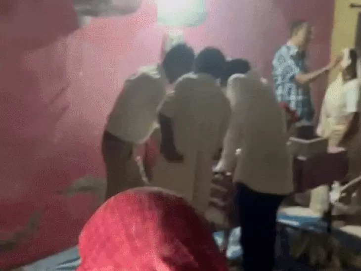 You are currently viewing रतलाम में धर्मांतरण का खेल! मेडिकल स्टूडेंट बोला – ‘बीमारी से छुटकारा चाहिए तो ईसाई बनो’, झोपड़ी से बाइबल-क्रॉस बरामद; 3 गिरफ्तार!