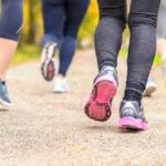 रोजाना 10,000 कदम चलें और बदलें अपनी सेहत: दिल, हड्डियां, गट हेल्थ और मानसिक स्वास्थ्य पर वॉकिंग के चमत्कारी फायदे