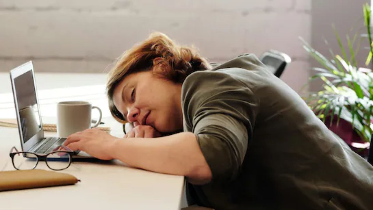 You are currently viewing लंच के बाद नींद और सुस्ती से हैं परेशान? कहीं ये किसी बीमारी का लक्षण तो नहीं? जानें क्‍या कहते हैं एक्सपर्ट्स