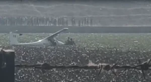 Read more about the article प्रयागराज में एयरफोर्स का ट्रेनिंग एयरक्राफ्ट तालाब में गिरा, दोनों पायलट सुरक्षित; माघ मेला से सिर्फ 3 KM दूर हुआ हादसा!