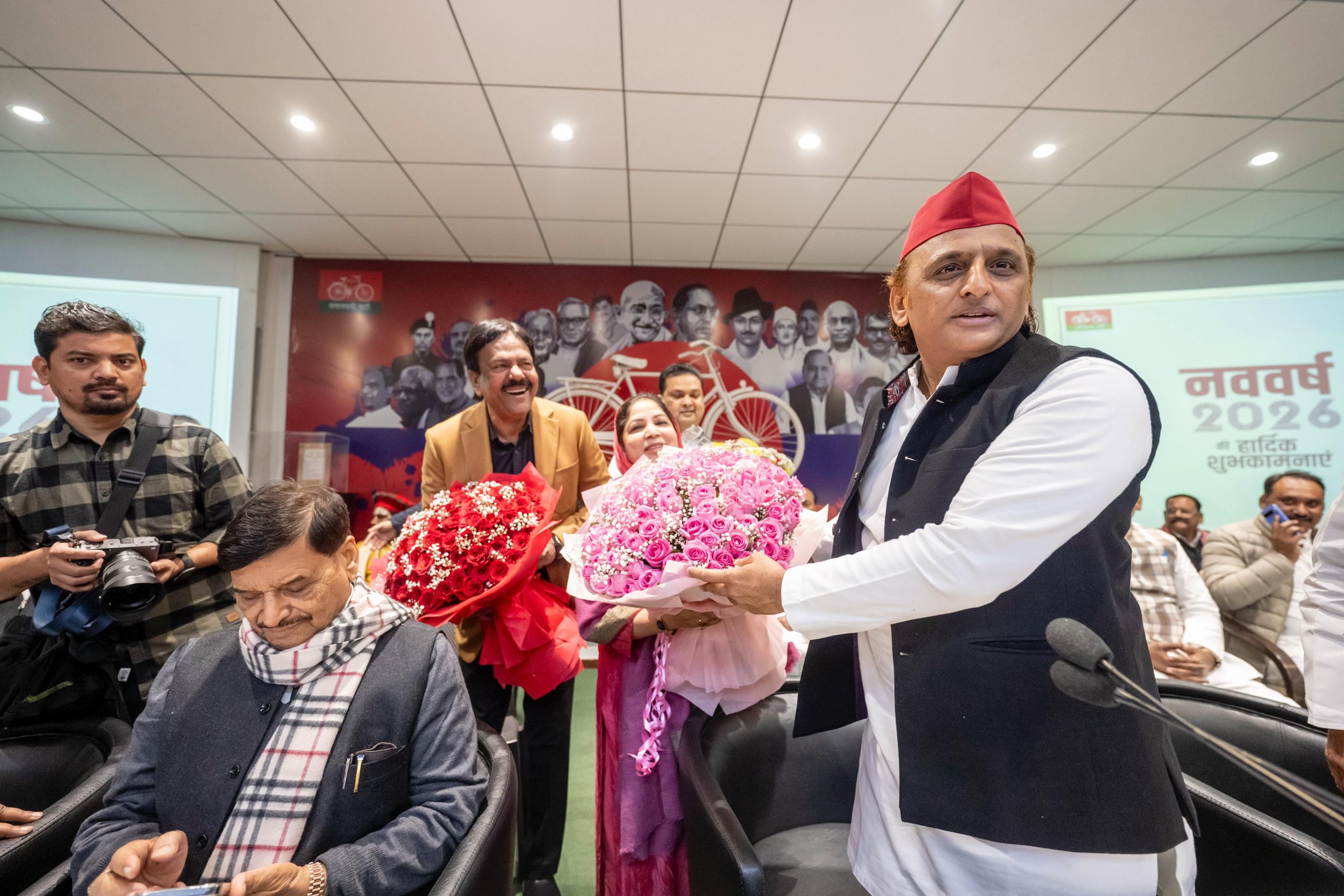 You are currently viewing UP में ‘बाटी-चोखा’ पार्टी पर घमासान, अखिलेश ने एक तीर से साधे 2 निशाने, किसके लिए था इशारा?