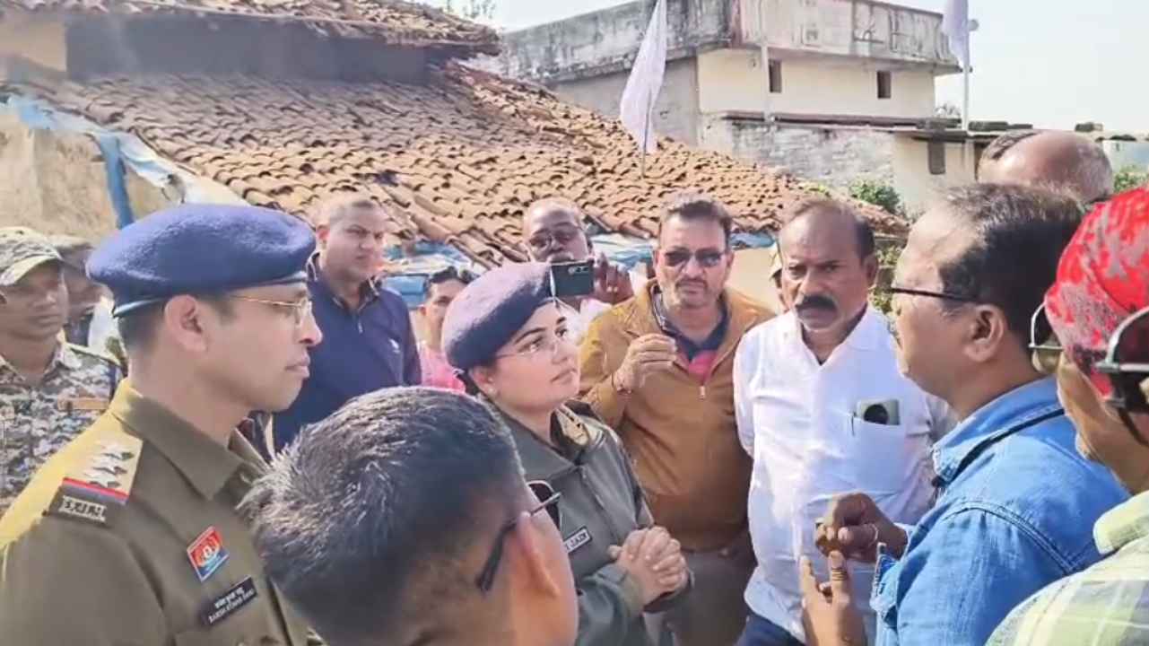 You are currently viewing Rajnandgaon: धर्मांतरण को लेकर मचा बवाल, ग्रामीणों को दिया जा रहा लालच, हिंदू संगठन ने विदेशी फंडिंग मिलने का लगाया आरोप