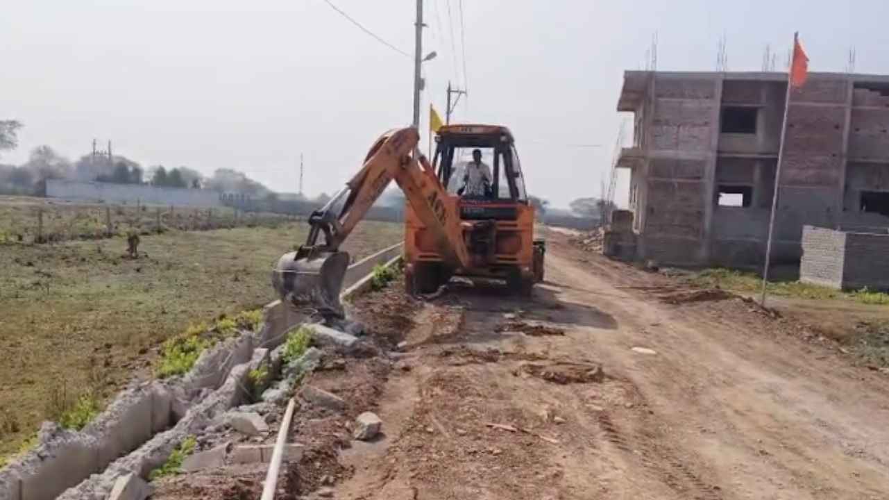You are currently viewing राजनांदगांव में अवैध प्लाटिंग पर चला बुलडोजर, जिला प्रशासन ने अतिक्रमण को लेकर की कार्रवाई