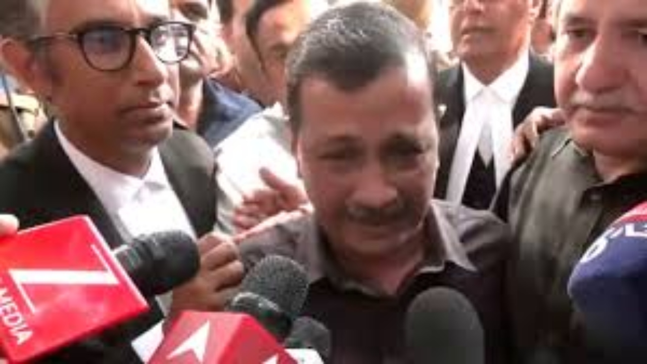 You are currently viewing दिल्ली शराब घोटाले में बरी हुए केजरीवाल, फैसला सुनने के बाद रो पड़े, बोले- मैं भ्रष्ट नहीं हूं
