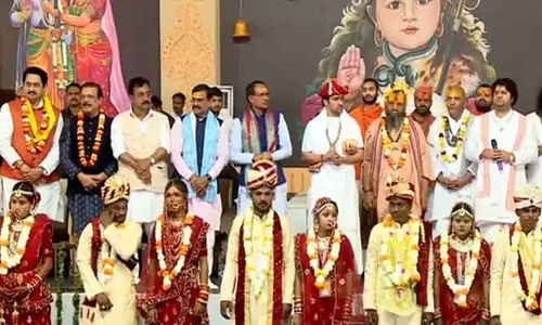 You are currently viewing महाशिवरात्रि पर बागेश्वर धाम में 305 जोड़ों का सामूहिक ब्राह्म विवाह: सातवें आयोजन में 9 देशों के राजदूत मौजूद, 30-30 जोड़ों को मंच पर बुलाकर हुई वरमाला