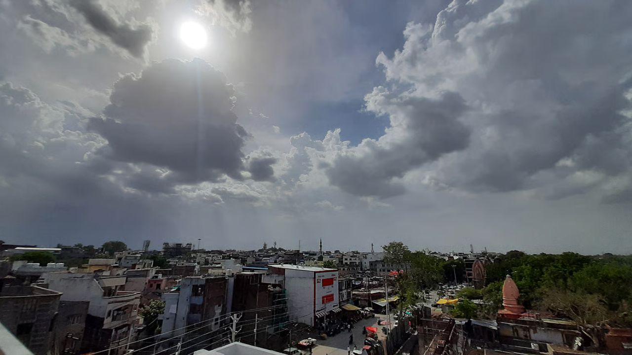 You are currently viewing MP Weather Update: एमपी में बादल छाने से बढ़ी गर्मी, 2 डिग्री तक बढ़ा टेम्प्रेचर, जानिए आपके शहर का हाल