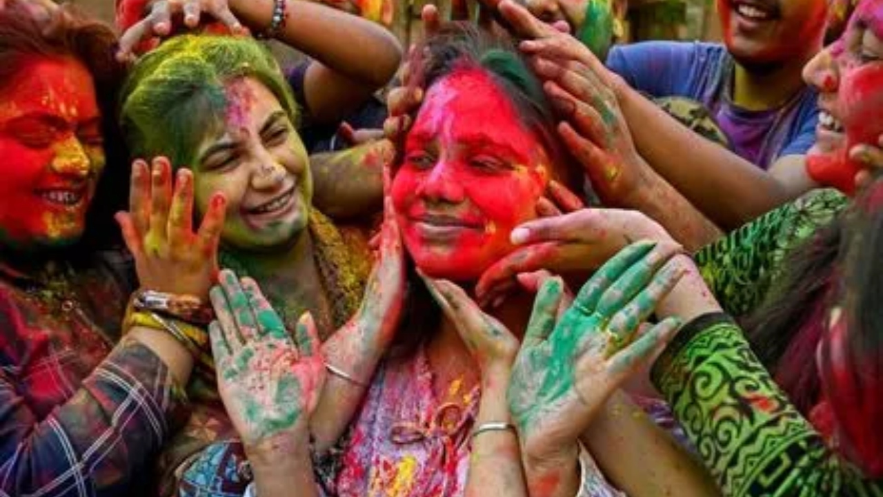 You are currently viewing अलग-अलग राज्यों में धूमधाम से मनाई जा रही होली, रंगोत्सव के जश्न में डूबे लोग