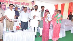 Read more about the article ‘पापा’ के बदले बेटे को बना दिया ‘मंत्री’, मिनिस्‍टर की गैरहाजिरी में ऐसा क्या हुआ कि अब हो रही फजीहत