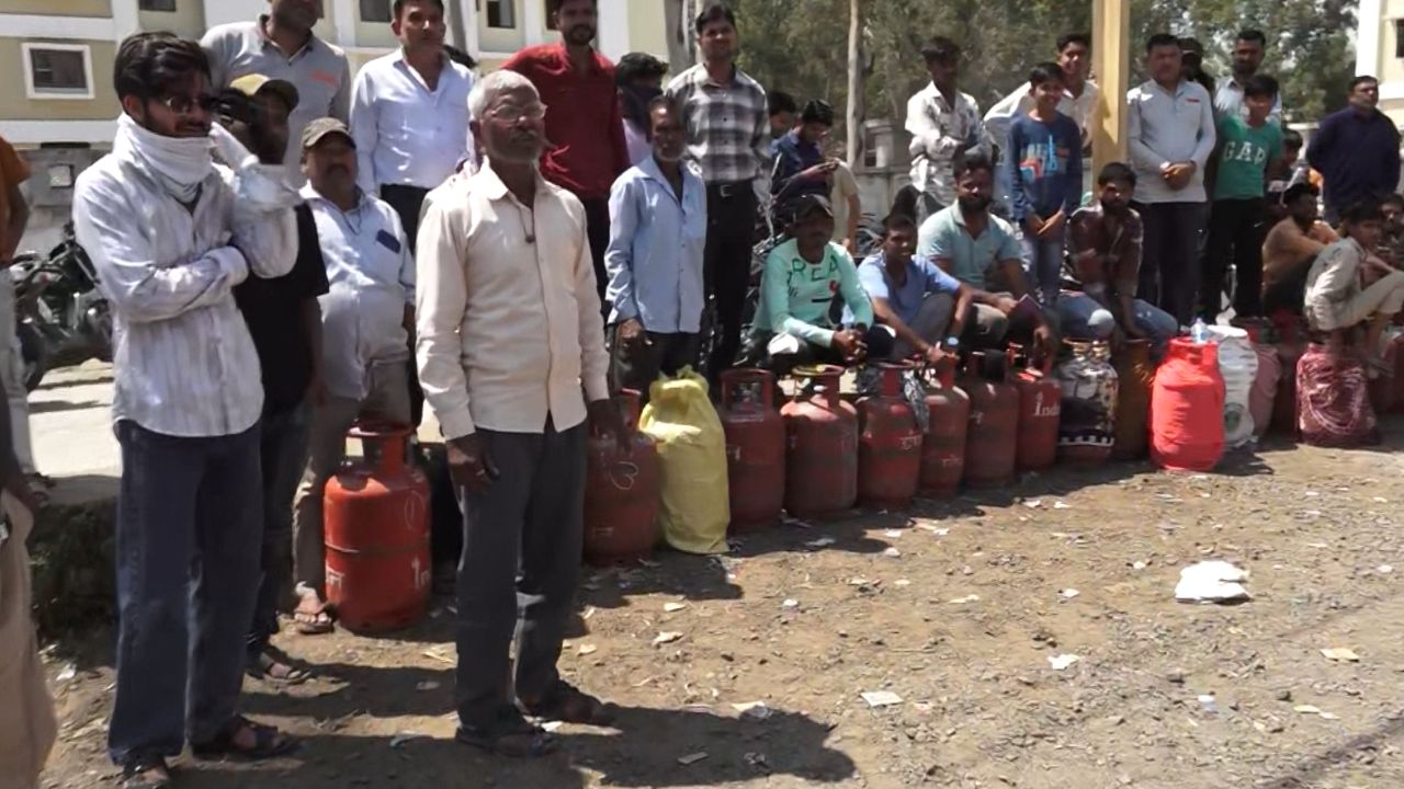 You are currently viewing ’12 घंटे खड़े रहने के बाद भी एजेंसी में गैस नहीं मिली’, MP में महिलाएं सुबह से सिलेंडर के लिए लाइनों में लगीं