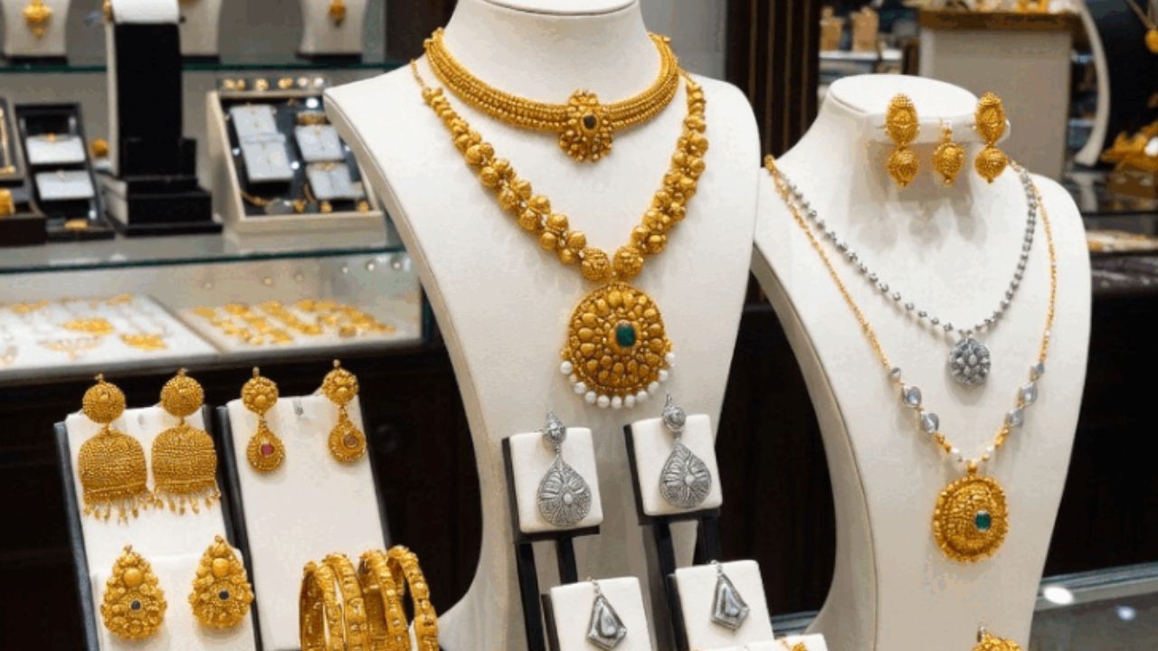 You are currently viewing मिडिल ईस्ट जंग के बीच सोना-चांदी के दाम में भारी गिरावट, जानें आज का Gold-Silver का भाव