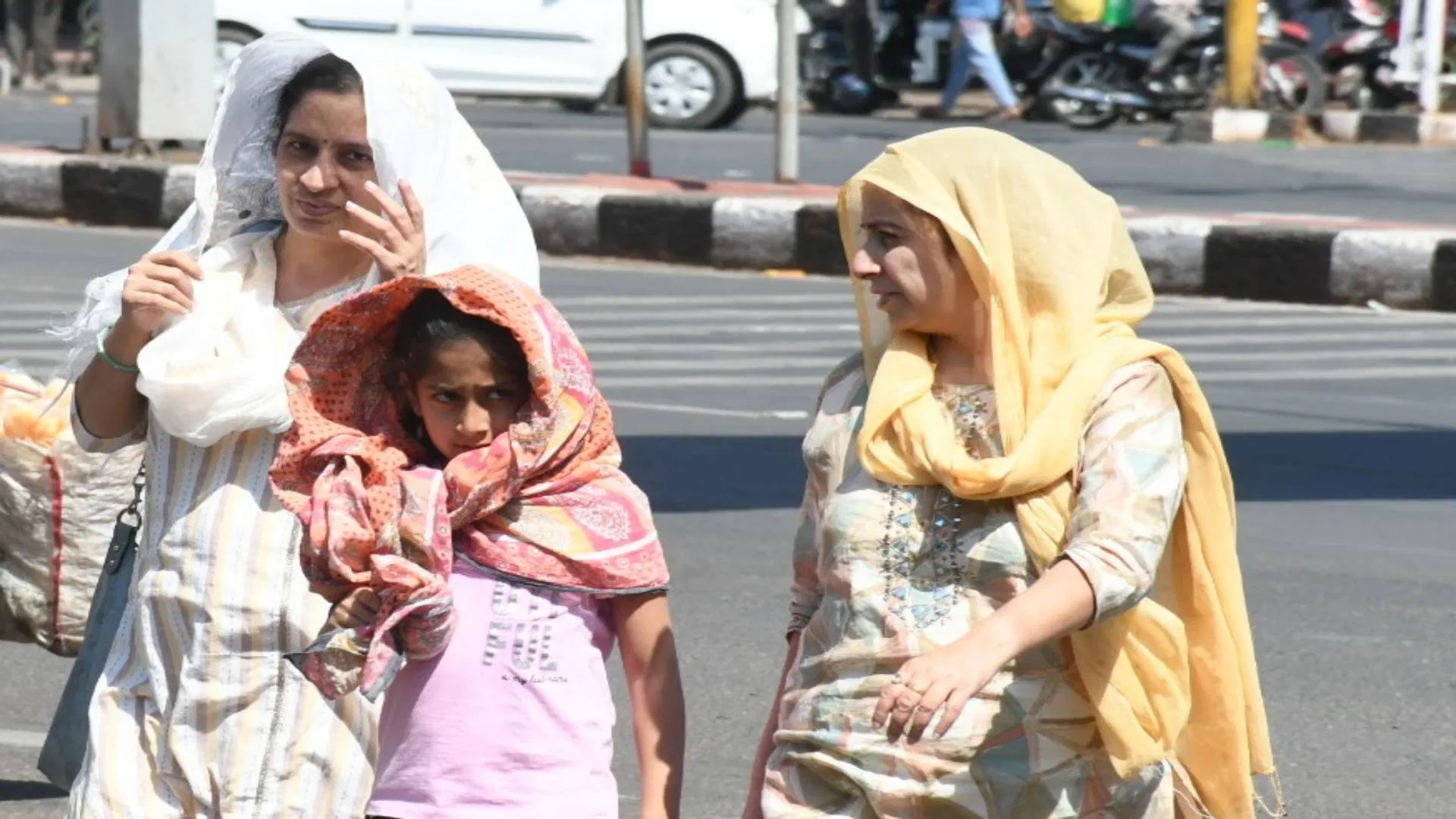 You are currently viewing मध्य प्रदेश में तेज गर्मी का असर, कई शहरों में पारा 40 डिग्री के करीब; कुछ जिलों में बारिश की संभावना