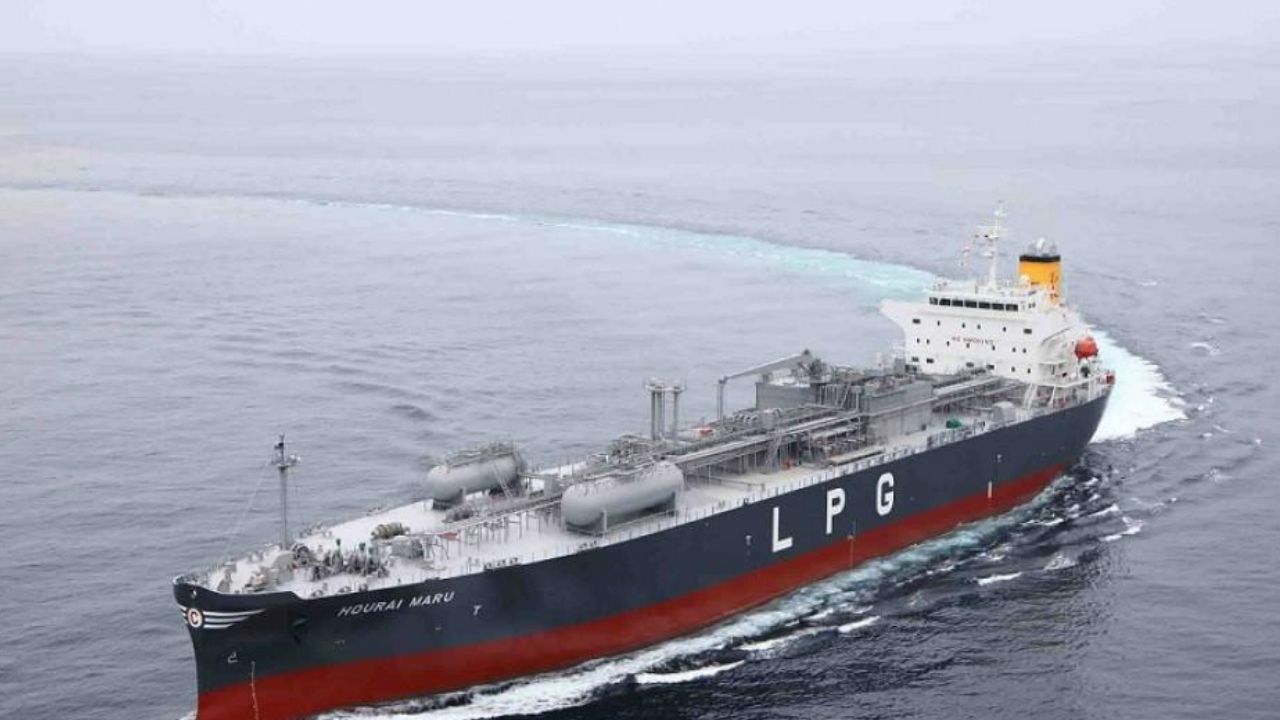 You are currently viewing LPG Crisis के बीच अच्छी खबर! स्ट्रेट ऑफ हॉर्मूज को पार करने वाले हैं तिरंगे वाले 2 गैस टैंकर