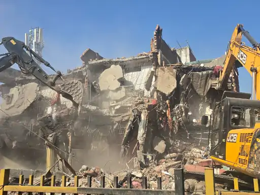 You are currently viewing महाकाल मंदिर क्षेत्र में यूडीए की बड़ी कार्रवाई, 16 मकान और होटल तोड़ना शुरू