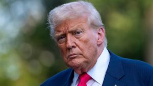 Read more about the article अमेरिका-ईरान में 2 हफ्ते का सीजफायर, US में किस वजह से उठने लगी ट्रंप के इस्‍तीफे की मांग?