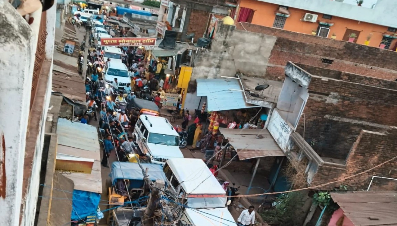 You are currently viewing सरकारी जमीन से सड़क तक कब्जा, सड़क गायब और प्रशासन लापता, जाम से त्रस्त जनता!