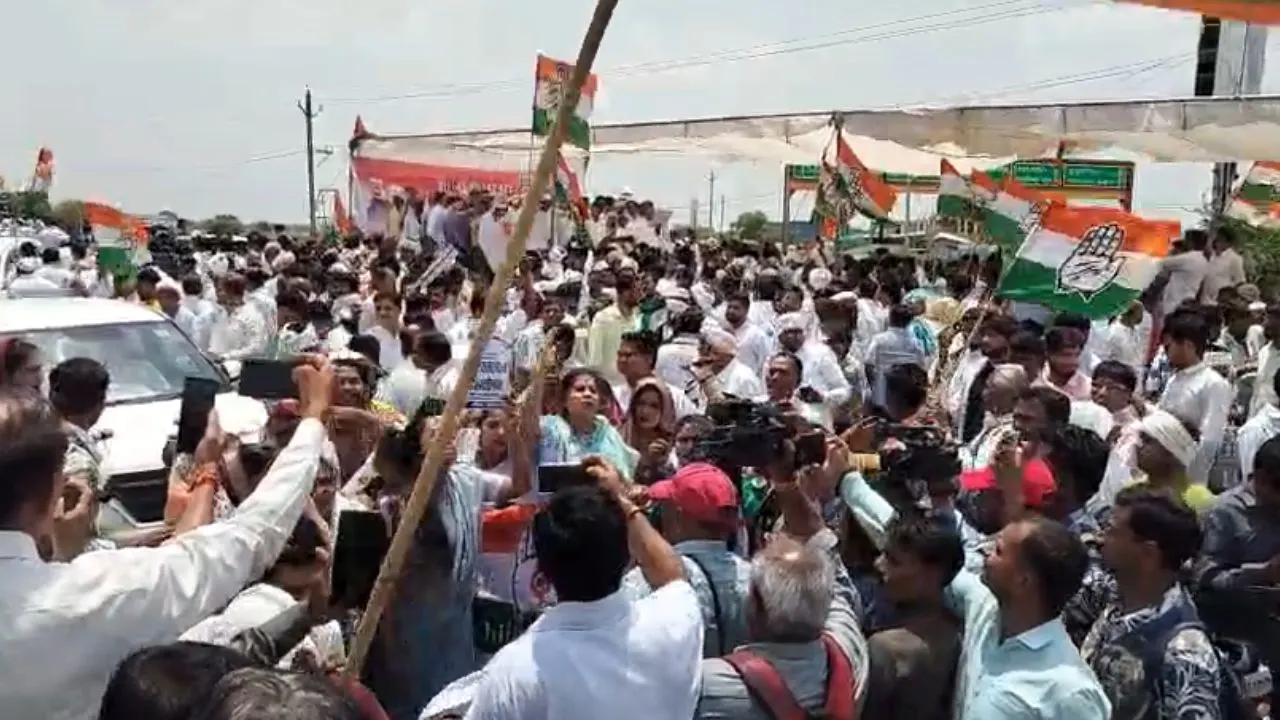 You are currently viewing दिल्ली-मुंबई हाईवे पर थमी वाहनों की रफ्तार, किसानों के मुआवजे और गेहूं खरीदी को लेकर कांग्रेस का प्रदर्शन