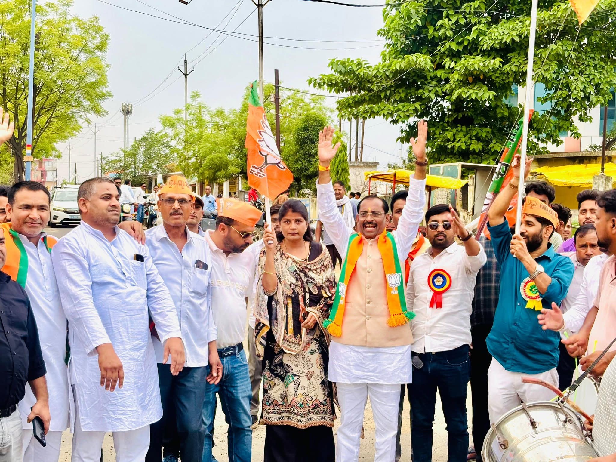 You are currently viewing पांच राज्यों की काउंटिंग: कहीं चौंकाने वाले संकेत, कहीं पुराने समीकरण; MP में सड़कों तक पहुंचा जश्न