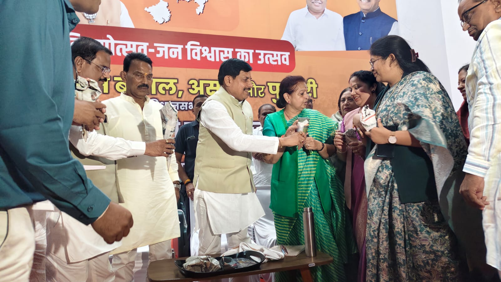 You are currently viewing बुरहानपुर दौरे पर CM मोहन यादव: ऑडिटोरियम में उद्योगपतियों से किया संवाद, कहा – निमाड़ में होगी इन्वेस्टर्स समिट; मंच पर कार्यकर्ताओं को खिलाई झालमुड़ी