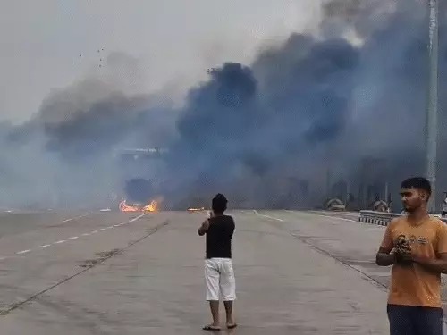 You are currently viewing कौशांबी टोल प्लाजा पर LPG टैंकर में भीषण आग: विस्फोट के बाद मची अफरा-तफरी, 5 कर्मचारी गंभीर रूप से झुलसे